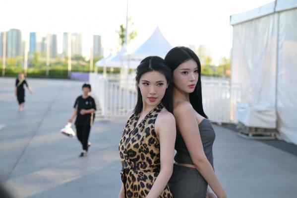    美足闺蜜妍熙户外街拍：野性豹纹与黑丝长腿的终极碰撞 [86P]第77张图片