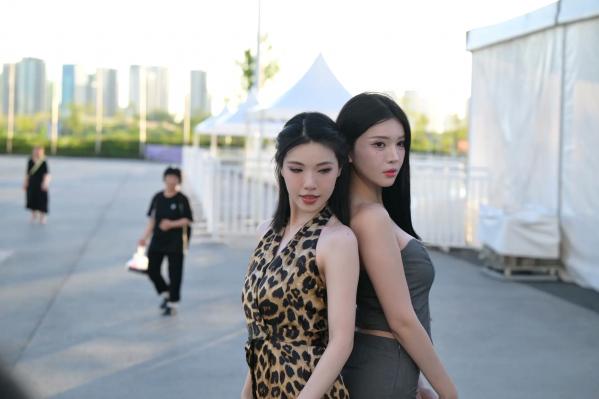    美足闺蜜妍熙户外街拍：野性豹纹与黑丝长腿的终极碰撞 [86P]第78张图片