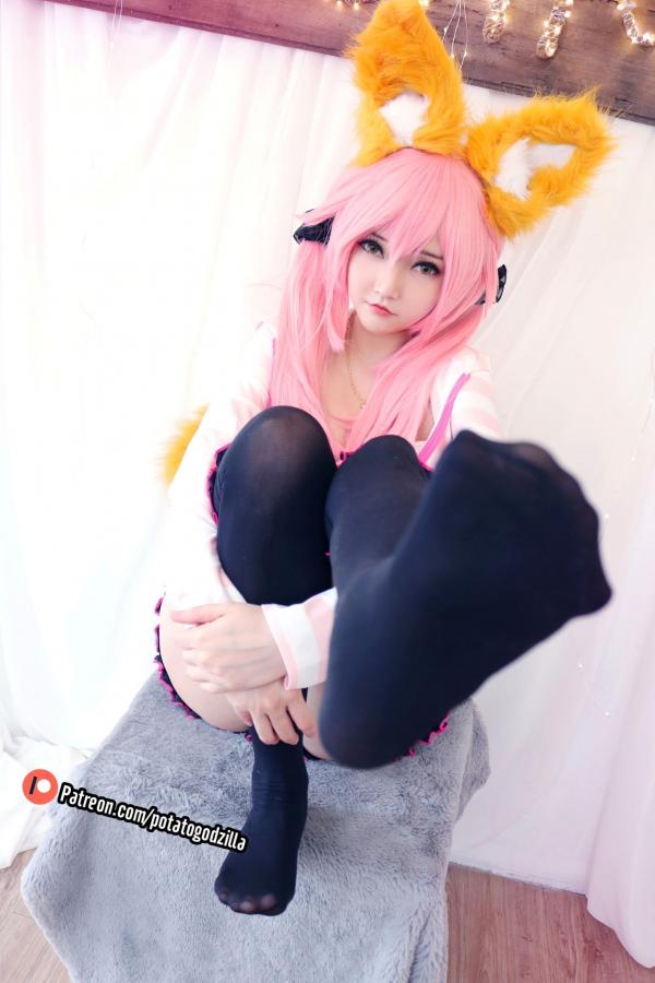    Potato-Godzilla 出品：绝美玉藻前角色扮演，粉色条纹制服下的二次元萌系少女，灵动狐耳展现极致性感诱惑第36张图片