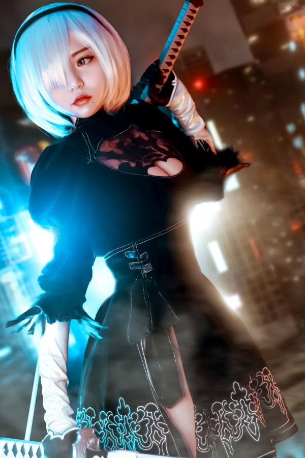    Potato-Godzilla-2B：尼尔：机械纪元2B性感Cosplay，极致冷艳赛博朋克风，高冷御姐姿态，还原度极高，让人心动不已的视觉盛宴第1张图片