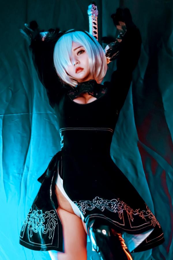    Potato-Godzilla-2B：尼尔：机械纪元2B性感Cosplay，极致冷艳赛博朋克风，高冷御姐姿态，还原度极高，让人心动不已的视觉盛宴第4张图片