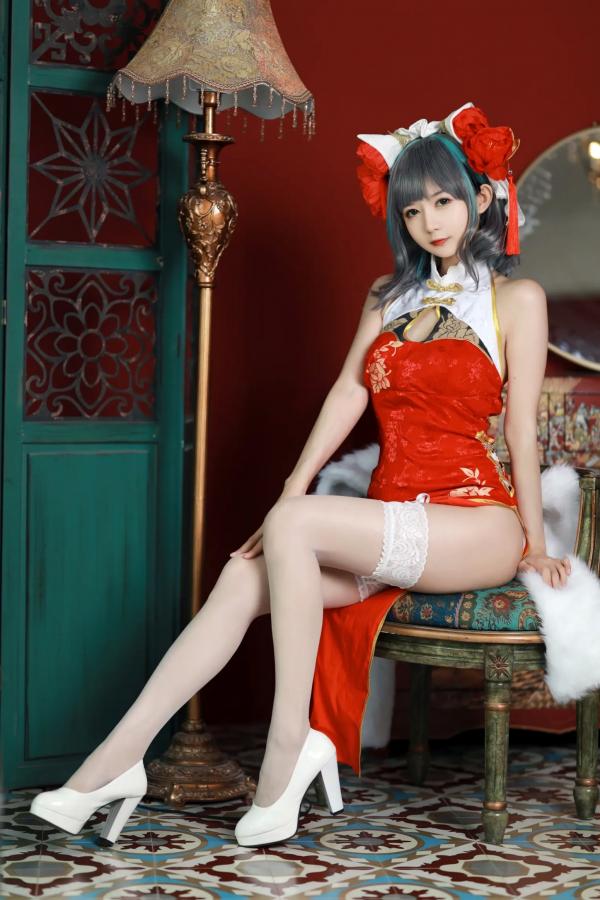    51酱 - 碧蓝航线柴郡新春旗袍Cosplay，极致性感红装搭配白丝诱惑，演绎古典与现代交织的迷人身姿 [12P]第1张图片