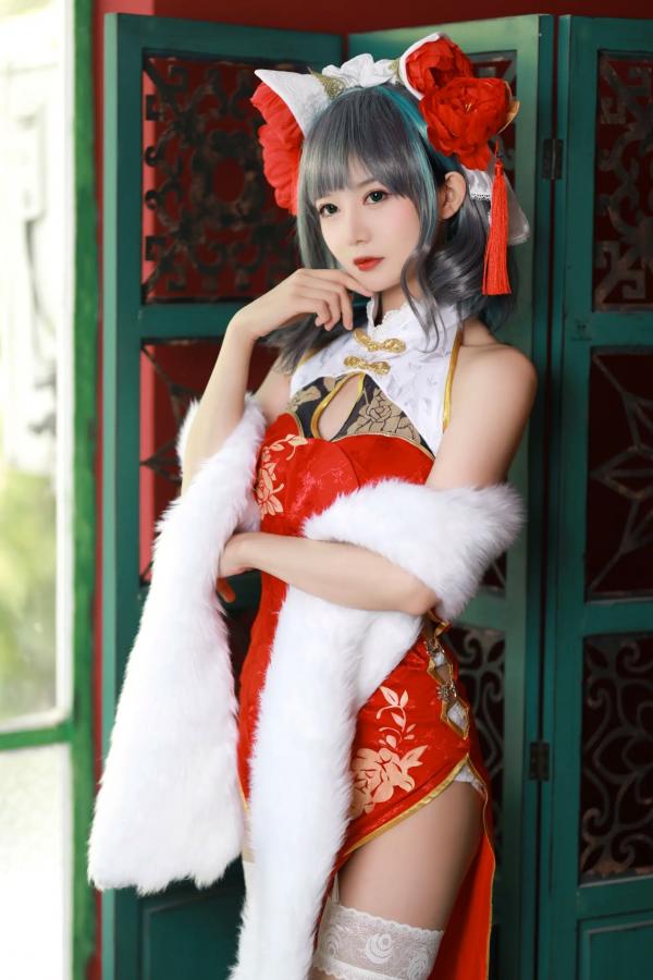    51酱 - 碧蓝航线柴郡新春旗袍Cosplay，极致性感红装搭配白丝诱惑，演绎古典与现代交织的迷人身姿 [12P]第9张图片