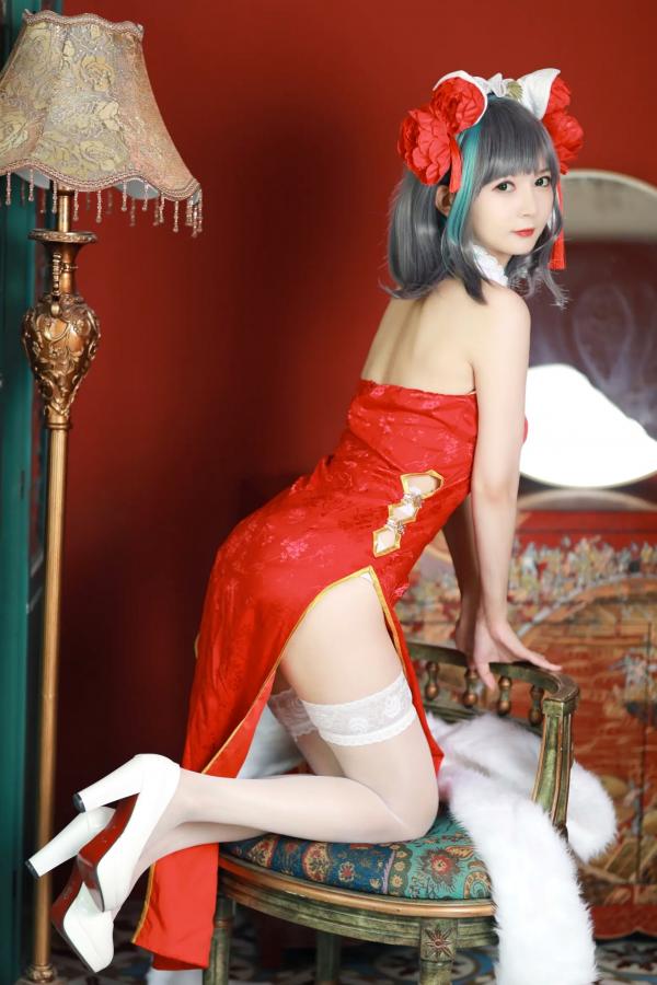    51酱 - 碧蓝航线柴郡新春旗袍Cosplay，极致性感红装搭配白丝诱惑，演绎古典与现代交织的迷人身姿 [12P]第11张图片