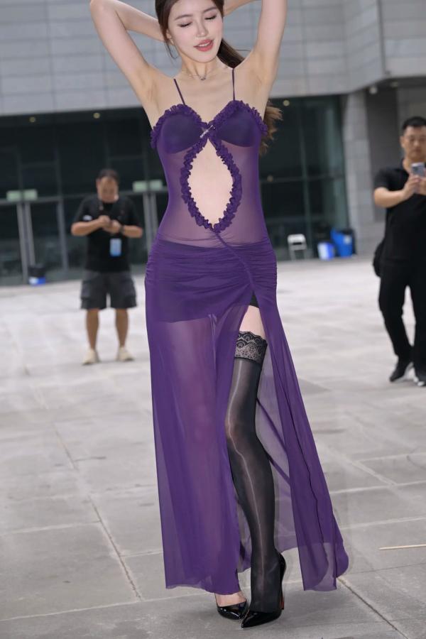    紫色风情：紫色透视长裙美女户外街拍，气质女神秀修长美腿极致诱惑 [128P]第41张图片