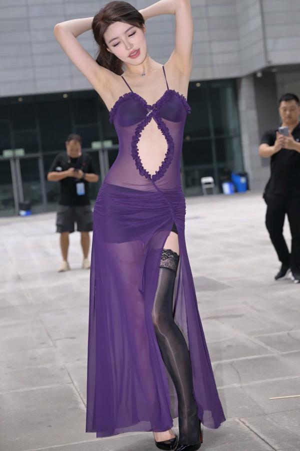    紫色风情：紫色透视长裙美女户外街拍，气质女神秀修长美腿极致诱惑 [128P]第42张图片