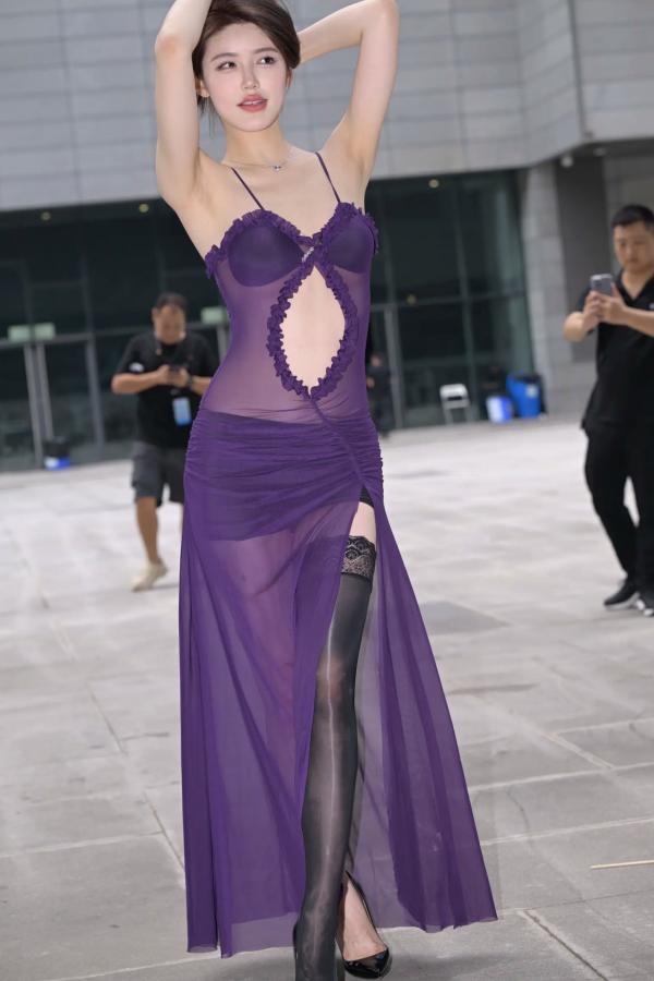    紫色风情：紫色透视长裙美女户外街拍，气质女神秀修长美腿极致诱惑 [128P]第44张图片