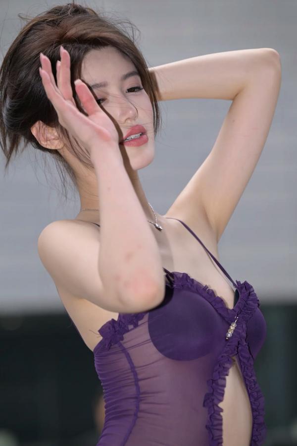    紫色风情：紫色透视长裙美女户外街拍，气质女神秀修长美腿极致诱惑 [128P]第48张图片