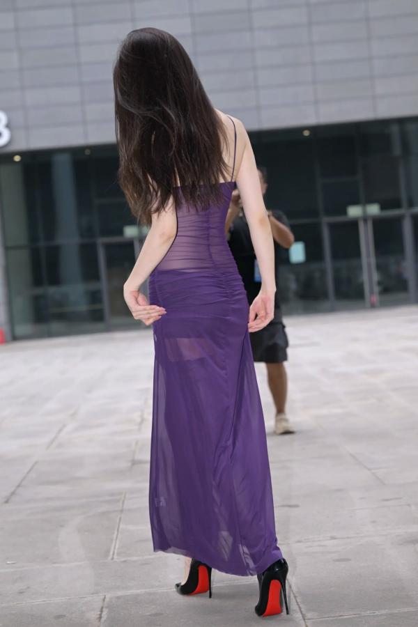    紫色风情：紫色透视长裙美女户外街拍，气质女神秀修长美腿极致诱惑 [128P]第51张图片