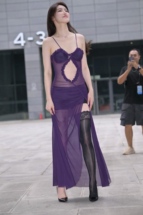    紫色风情：紫色透视长裙美女户外街拍，气质女神秀修长美腿极致诱惑 [128P]第52张图片