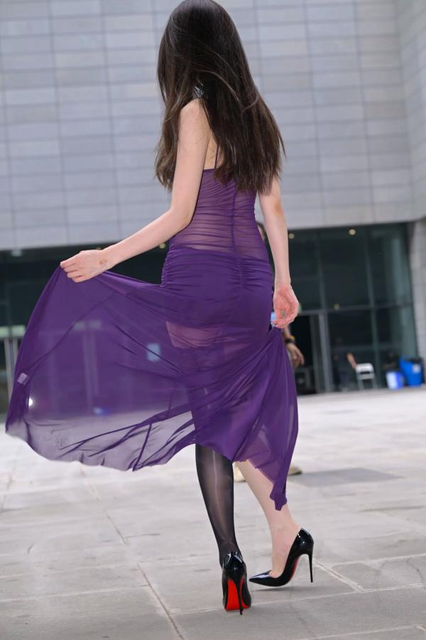    紫色风情：紫色透视长裙美女户外街拍，气质女神秀修长美腿极致诱惑 [128P]第64张图片