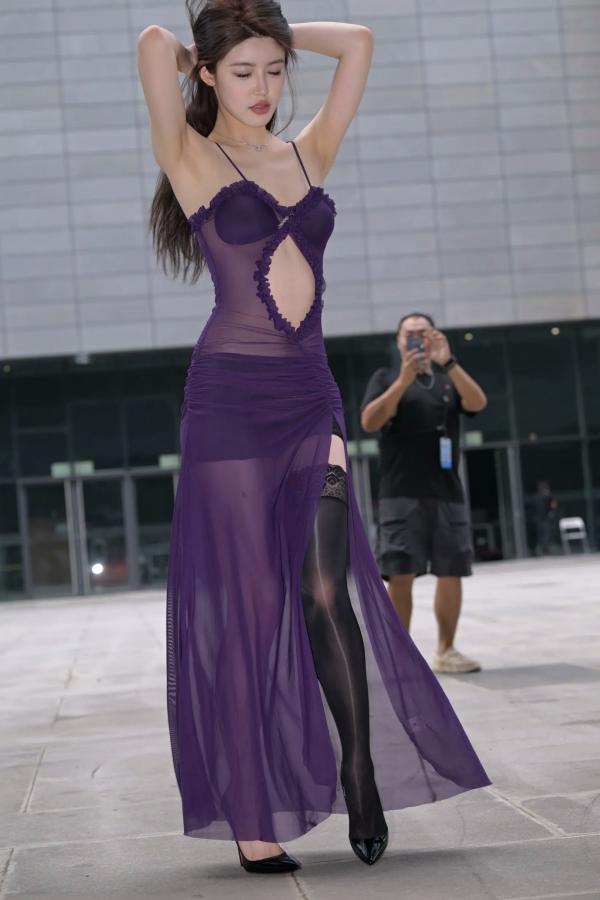    紫色风情：紫色透视长裙美女户外街拍，气质女神秀修长美腿极致诱惑 [128P]第73张图片