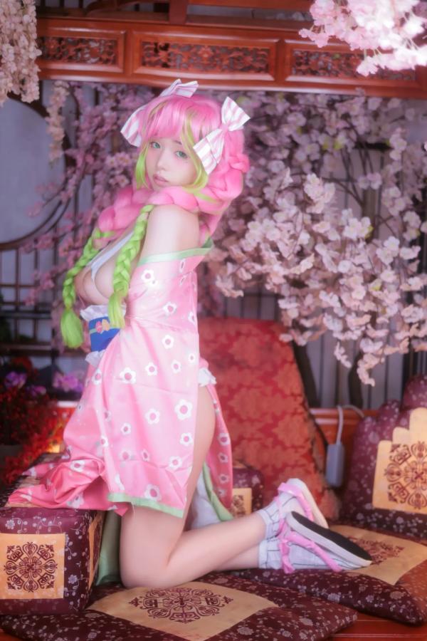    [YeonWoo] 恋柱甘露寺蜜璃Cosplay：樱花树下的粉嫩心动，日系性感比基尼写真 [160P]第113张图片