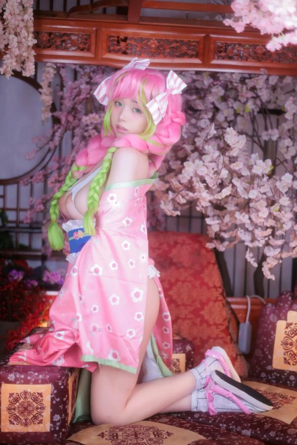    [YeonWoo] 恋柱甘露寺蜜璃Cosplay：樱花树下的粉嫩心动，日系性感比基尼写真 [160P]第114张图片
