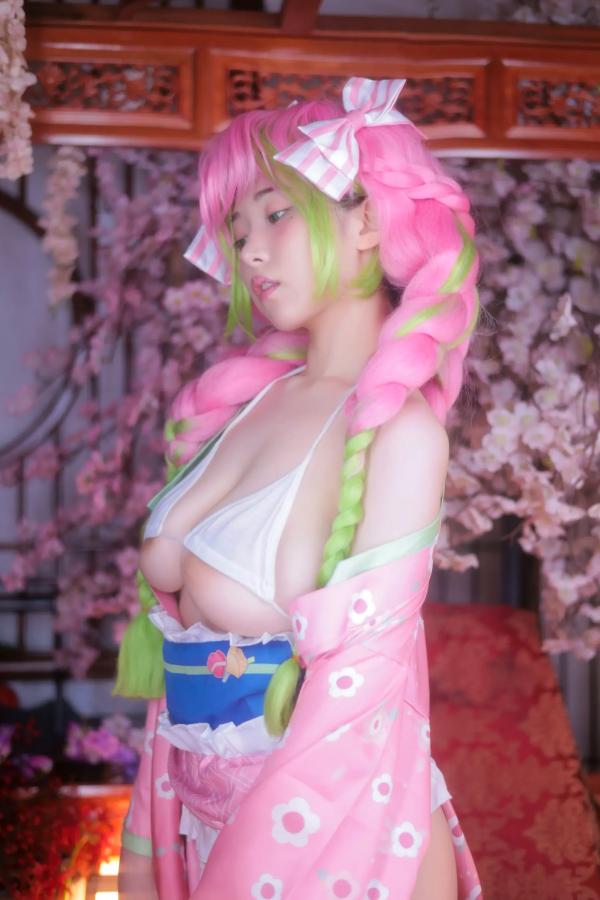    [YeonWoo] 恋柱甘露寺蜜璃Cosplay：樱花树下的粉嫩心动，日系性感比基尼写真 [160P]第120张图片