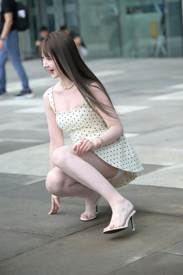    非常之白嫩：清新淑女波点裙街拍美少女写真 [90P]第3张图片