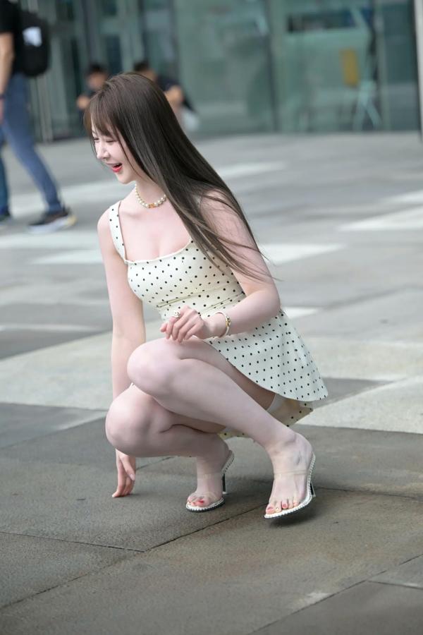    非常之白嫩：清新淑女波点裙街拍美少女写真 [90P]第4张图片