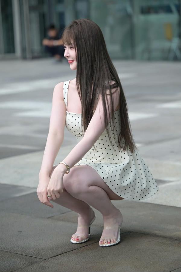    非常之白嫩：清新淑女波点裙街拍美少女写真 [90P]第6张图片