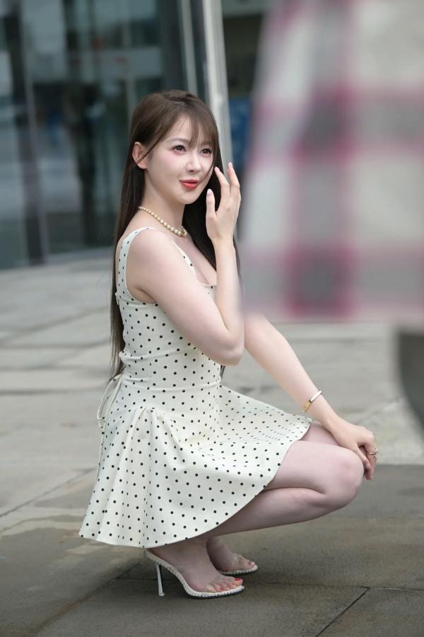    非常之白嫩：清新淑女波点裙街拍美少女写真 [90P]第11张图片