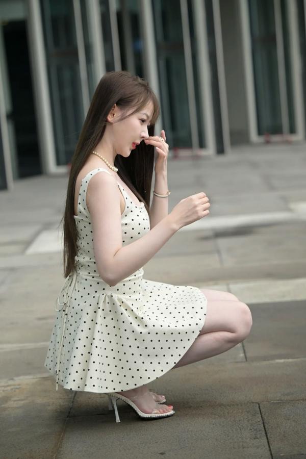    非常之白嫩：清新淑女波点裙街拍美少女写真 [90P]第14张图片