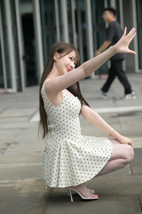    非常之白嫩：清新淑女波点裙街拍美少女写真 [90P]第15张图片