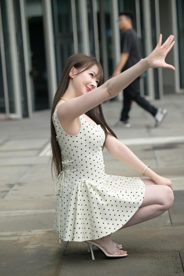    非常之白嫩：清新淑女波点裙街拍美少女写真 [90P]第16张图片