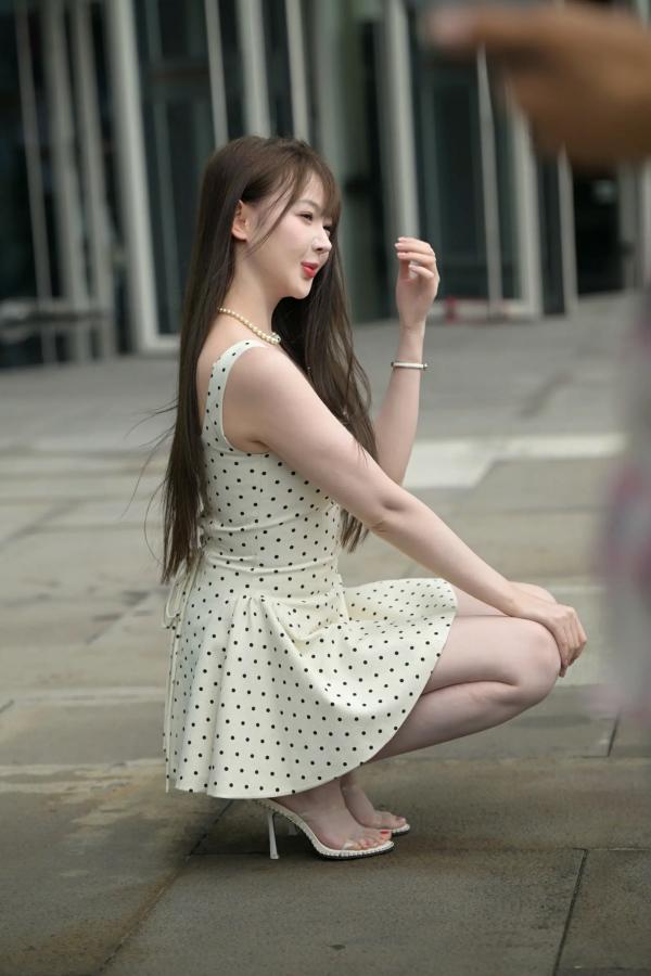    非常之白嫩：清新淑女波点裙街拍美少女写真 [90P]第17张图片