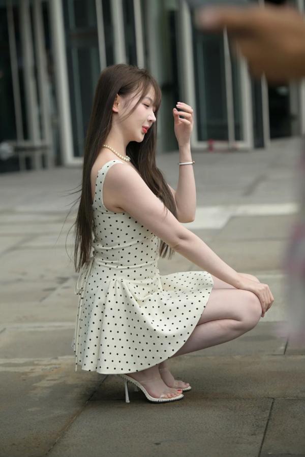    非常之白嫩：清新淑女波点裙街拍美少女写真 [90P]第18张图片