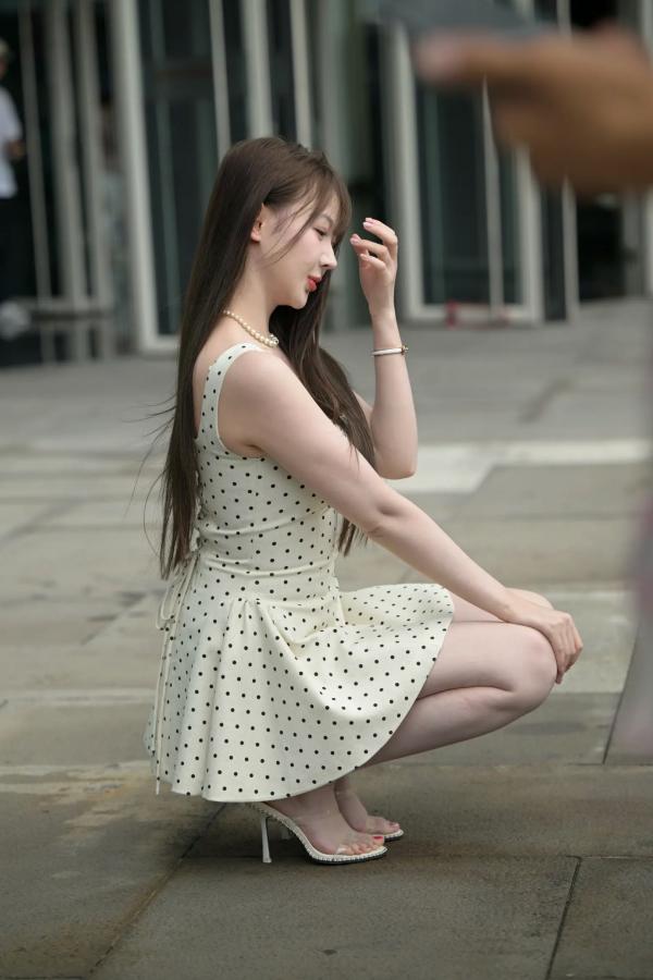    非常之白嫩：清新淑女波点裙街拍美少女写真 [90P]第19张图片