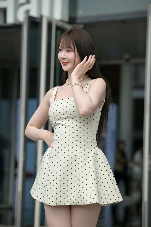    非常之白嫩：清新淑女波点裙街拍美少女写真 [90P]第24张图片