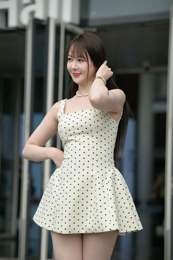    非常之白嫩：清新淑女波点裙街拍美少女写真 [90P]第26张图片