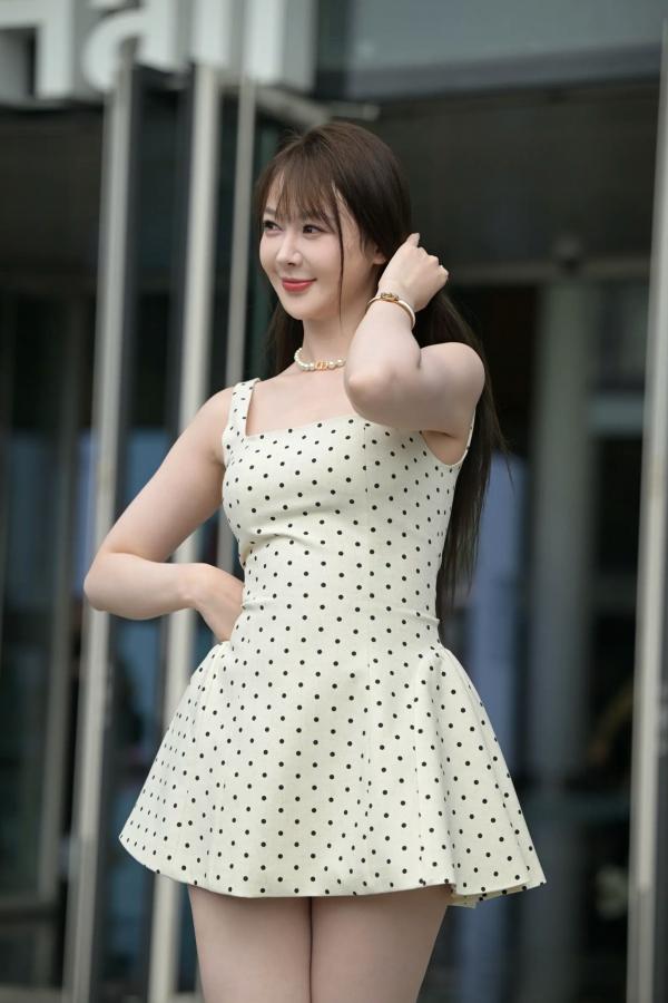    非常之白嫩：清新淑女波点裙街拍美少女写真 [90P]第27张图片