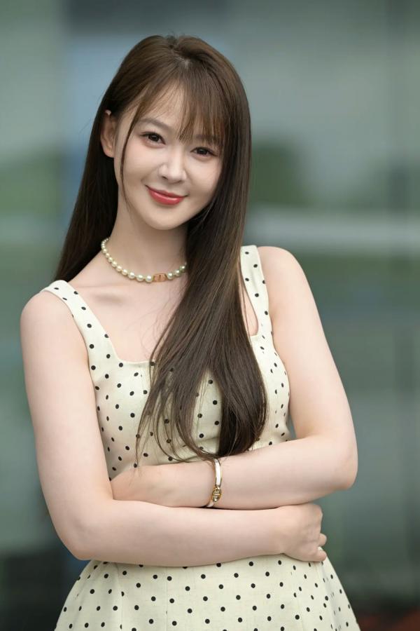    非常之白嫩：清新淑女波点裙街拍美少女写真 [90P]第43张图片