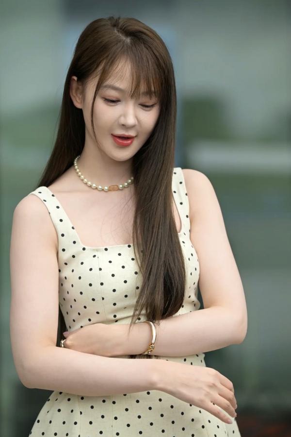    非常之白嫩：清新淑女波点裙街拍美少女写真 [90P]第44张图片