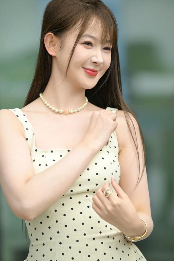    非常之白嫩：清新淑女波点裙街拍美少女写真 [90P]第46张图片