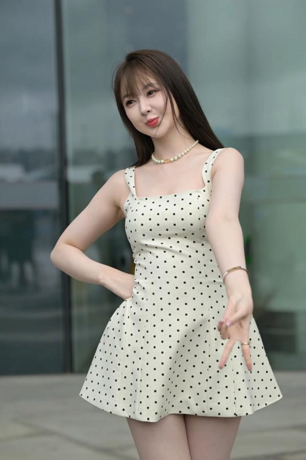    非常之白嫩：清新淑女波点裙街拍美少女写真 [90P]第57张图片