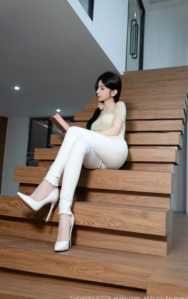    【秀人网】周于希Sally-图书馆隐秘角落私房写真：浅黄色蕾丝露肩上衣配紧身白裤，展现极品美腿与清纯诱惑，无圣光大尺度唯美视觉盛宴（2024.05.31）第4张图片