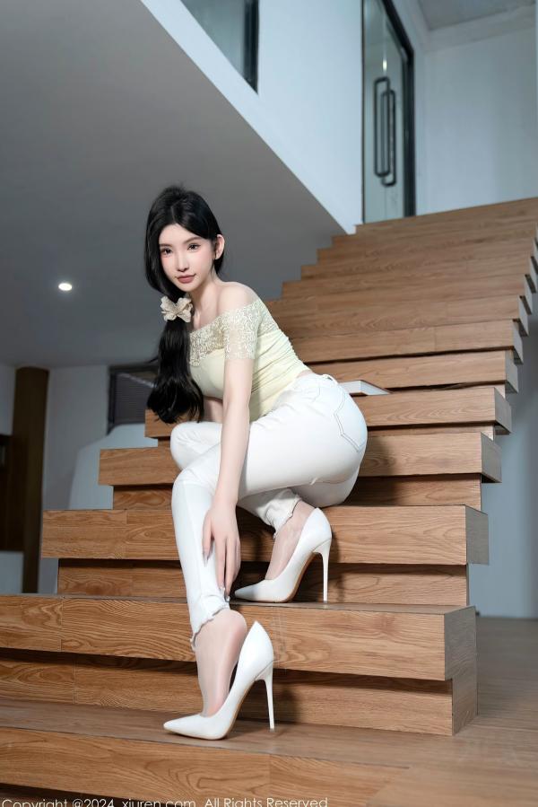    【秀人网】周于希Sally-图书馆隐秘角落私房写真：浅黄色蕾丝露肩上衣配紧身白裤，展现极品美腿与清纯诱惑，无圣光大尺度唯美视觉盛宴（2024.05.31）第8张图片