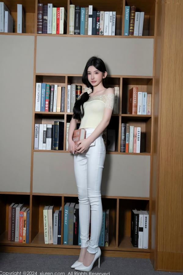    【秀人网】周于希Sally-图书馆隐秘角落私房写真：浅黄色蕾丝露肩上衣配紧身白裤，展现极品美腿与清纯诱惑，无圣光大尺度唯美视觉盛宴（2024.05.31）第12张图片