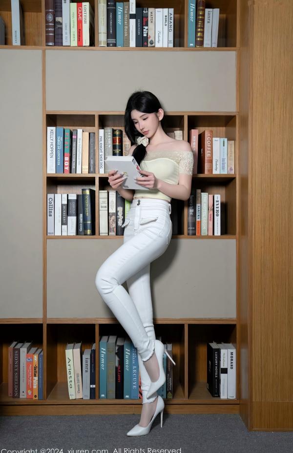    【秀人网】周于希Sally-图书馆隐秘角落私房写真：浅黄色蕾丝露肩上衣配紧身白裤，展现极品美腿与清纯诱惑，无圣光大尺度唯美视觉盛宴（2024.05.31）第14张图片