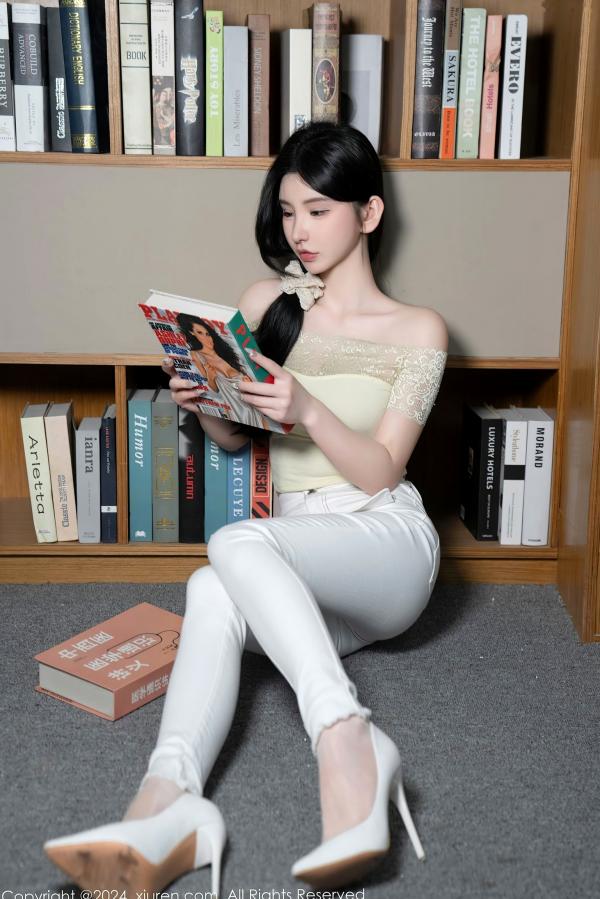    【秀人网】周于希Sally-图书馆隐秘角落私房写真：浅黄色蕾丝露肩上衣配紧身白裤，展现极品美腿与清纯诱惑，无圣光大尺度唯美视觉盛宴（2024.05.31）第17张图片