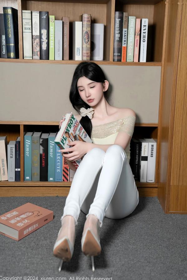    【秀人网】周于希Sally-图书馆隐秘角落私房写真：浅黄色蕾丝露肩上衣配紧身白裤，展现极品美腿与清纯诱惑，无圣光大尺度唯美视觉盛宴（2024.05.31）第18张图片