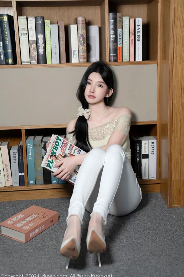    【秀人网】周于希Sally-图书馆隐秘角落私房写真：浅黄色蕾丝露肩上衣配紧身白裤，展现极品美腿与清纯诱惑，无圣光大尺度唯美视觉盛宴（2024.05.31）第19张图片