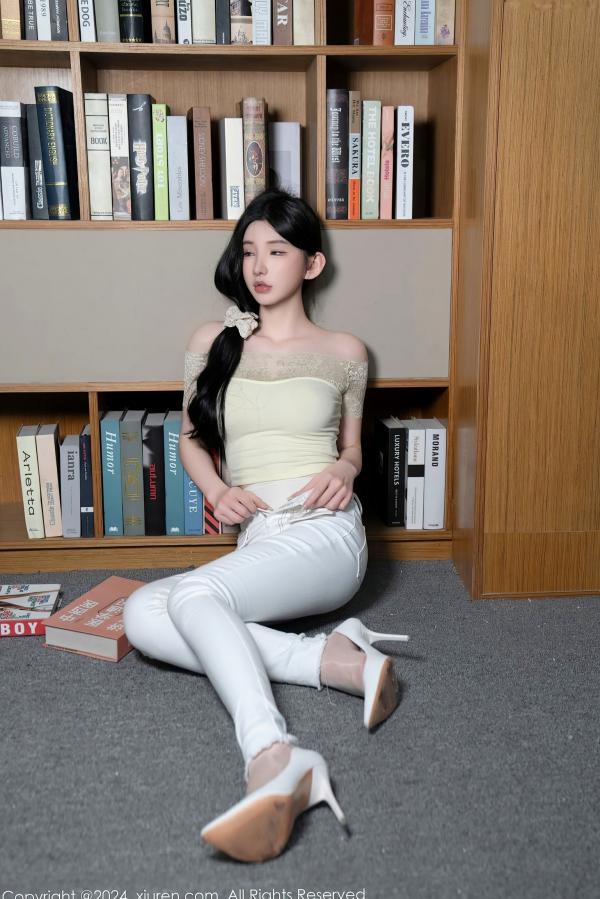    【秀人网】周于希Sally-图书馆隐秘角落私房写真：浅黄色蕾丝露肩上衣配紧身白裤，展现极品美腿与清纯诱惑，无圣光大尺度唯美视觉盛宴（2024.05.31）第23张图片