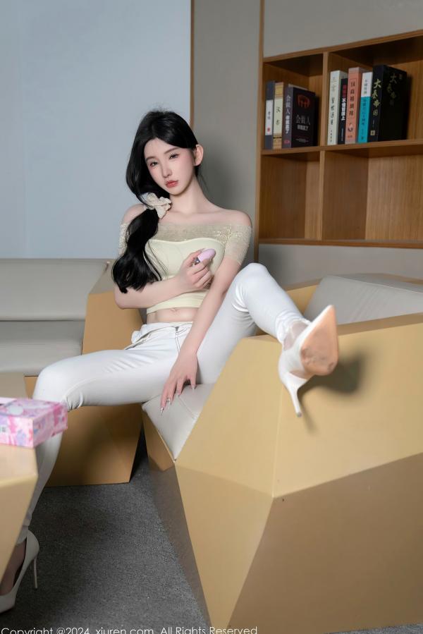    【秀人网】周于希Sally-图书馆隐秘角落私房写真：浅黄色蕾丝露肩上衣配紧身白裤，展现极品美腿与清纯诱惑，无圣光大尺度唯美视觉盛宴（2024.05.31）第37张图片