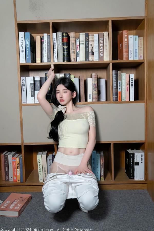    【秀人网】周于希Sally-图书馆隐秘角落私房写真：浅黄色蕾丝露肩上衣配紧身白裤，展现极品美腿与清纯诱惑，无圣光大尺度唯美视觉盛宴（2024.05.31）第54张图片