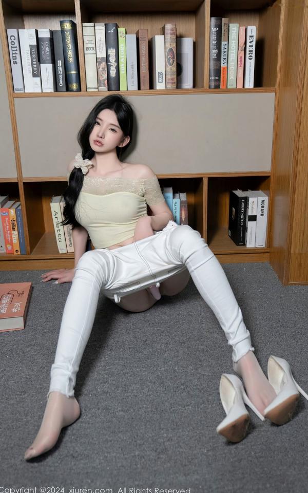    【秀人网】周于希Sally-图书馆隐秘角落私房写真：浅黄色蕾丝露肩上衣配紧身白裤，展现极品美腿与清纯诱惑，无圣光大尺度唯美视觉盛宴（2024.05.31）第58张图片
