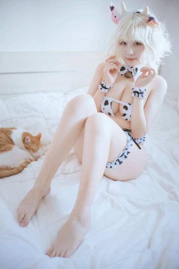    阿半今天很开心 治愈系奶牛比基尼私房照 可爱Cosplay居家诱惑[51P]第6张图片