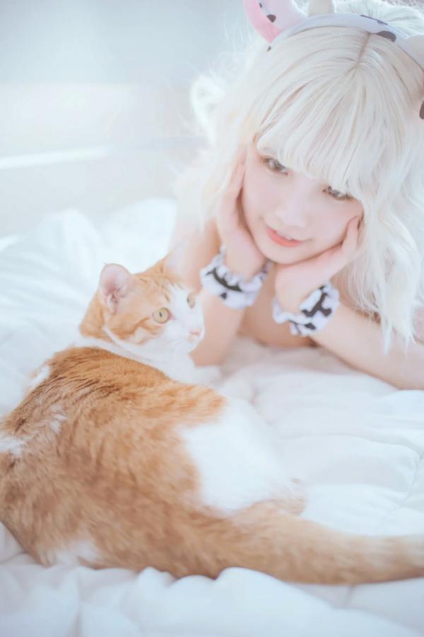    阿半今天很开心 治愈系奶牛比基尼私房照 可爱Cosplay居家诱惑[51P]第19张图片
