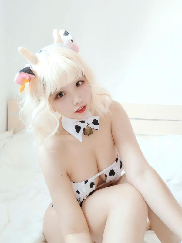    阿半今天很开心 治愈系奶牛比基尼私房照 可爱Cosplay居家诱惑[51P]第25张图片